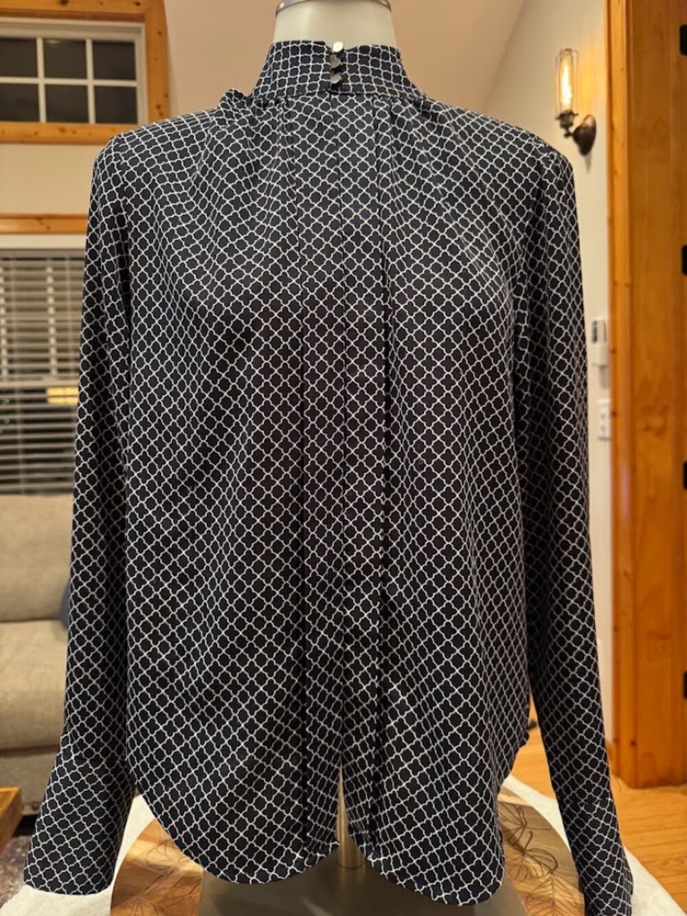 Ann Taylor Navy White Geometric Print Mock Neck Blouse Size 0 Career Office